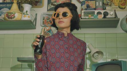 戴墨镜喝可乐的女人[免费商用]