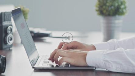 在笔记本电脑上打字[]