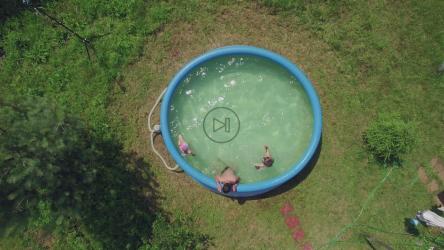 孩子们在后院的游泳池里戏水[4K]