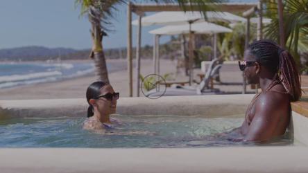 Couple hanging out in a pool on the beach[免费商用]