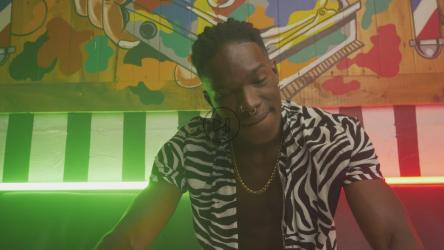 时尚的家伙面对镜头跳舞[免费商用]