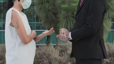 戴口罩的人在手上涂抗菌凝胶[免费商用]