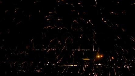 五颜六色的烟花在夜晚闪烁[]