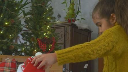 两个小女孩在圣诞节玩礼物[免费商用]