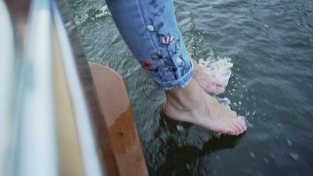 赤脚女子触摸地表水[]