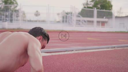 田径运动员在跑道上做俯卧撑[免费商用]