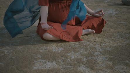 坐在地上沉思的年轻女子[4K免费商用]