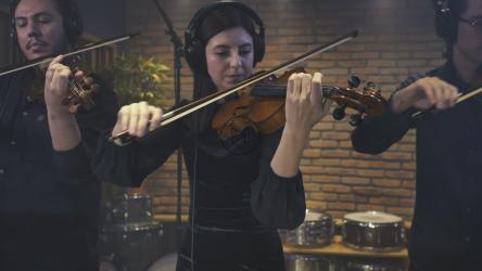 三位小提琴手在录音室录制一首歌[4K免费商用]