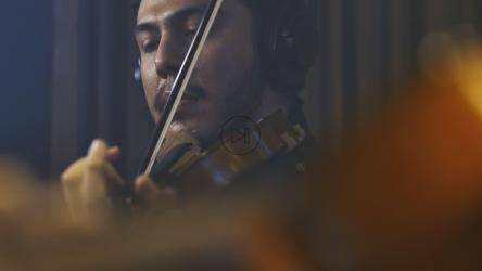 在录音室演奏的小提琴手的脸[4K免费商用]