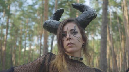 打扮成魔鬼的女人在树林里跳舞[]