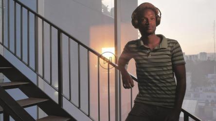 男人在听音乐[4K免费商用]