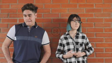 一个男孩和一个女孩羞愧地转身[免费商用]