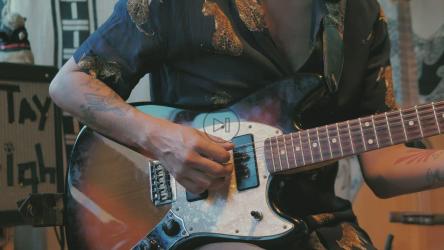 纹身男子弹电吉他[4K免费商用]