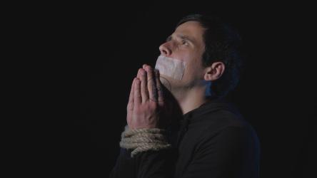 被绑架的祷告者吓坏了[]