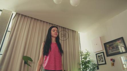 用小哑铃锻炼的女人[免费商用]