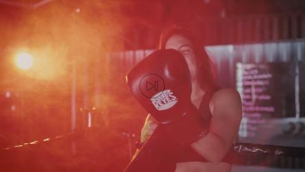 女子拳击课后微笑[免费商用]