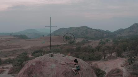 女人爬上一块巨大的岩石[4K免费商用]