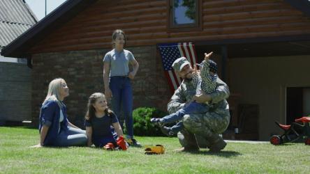 花园里的军人和他的家人[4K]