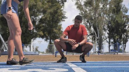 年轻女子进入冲刺姿势[免费商用]