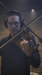 男小提琴手在录音室演奏[免费商用竖屏]