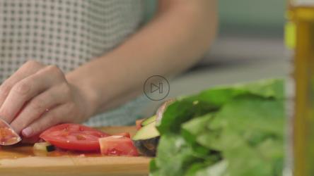 正在准备健康沙拉的女人[免费商用]