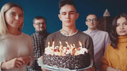 家人为家人庆祝生日[]