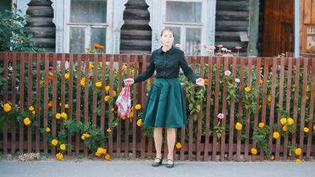 年轻女子在街上快乐地跳踢踏舞[4K]