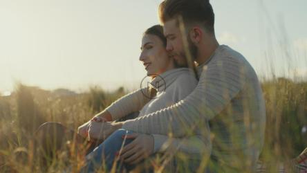 一对幸福的夫妇坐在乡下看守所共度时光[]