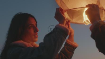 以火焰为燃料的大纸灯[]