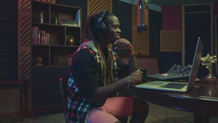 两个男人为播客谈话[免费商用]