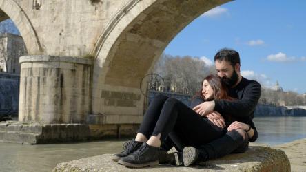 桥下河边的情侣[]