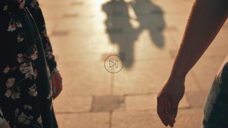 情侣牵手散步[免费商用]