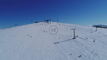 练习山上的滑雪者，鸟瞰图[4K]