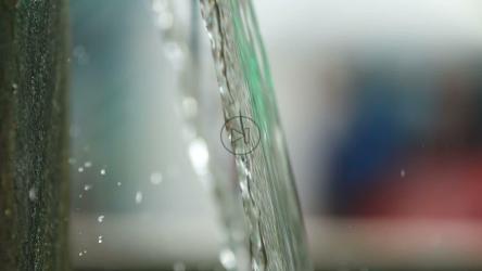 向下流动的水[]