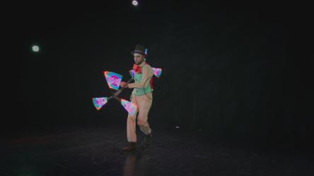 天才杂耍演员用灯光旋转酒吧[免费商用]