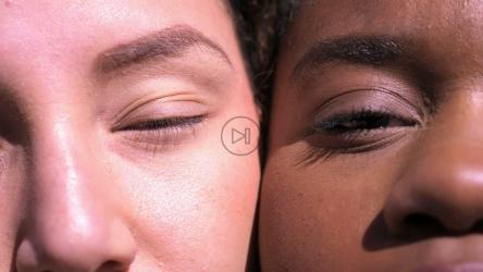 日本女孩和黑人女孩微笑的特写[]