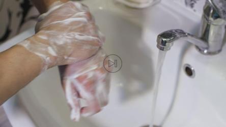 在浴室洗手的人[4K]