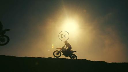 摩托车手跳过土堆[]