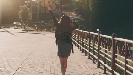 快乐的女孩在夏日享受户外活动[]