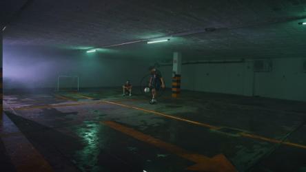 两名足球运动员在停车场玩杂耍[免费商用]