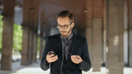 商人用手机听音乐[]