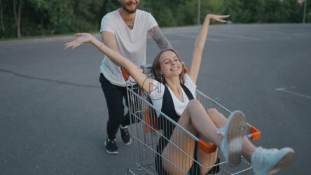 年轻夫妇玩得很开心[]