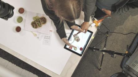 年轻人在回顾摄影棚的照片[4K免费商用]