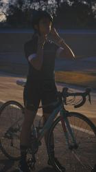 骑自行车的女孩在训练前戴上头盔[免费商用竖屏]