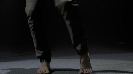 男人在黑暗中赤脚跳舞[免费商用]