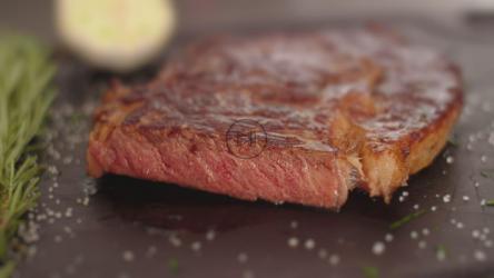 滋滋作响的中熟牛排特写[]