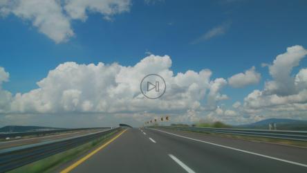 开车在公路上快速行驶[免费商用]