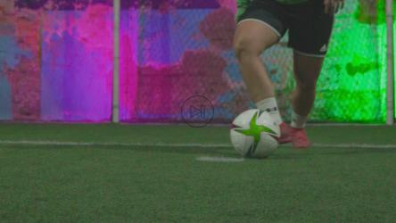 足球运动员娴熟的运球[免费商用]