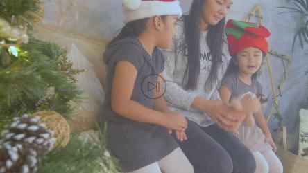 母亲和女儿们在圣诞节玩[免费商用]