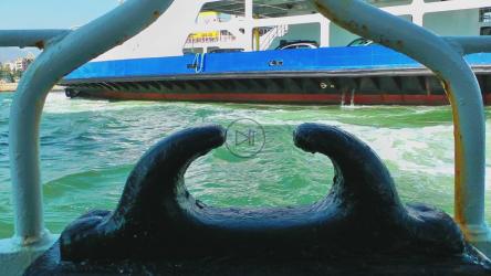 渡船缓慢行驶[]